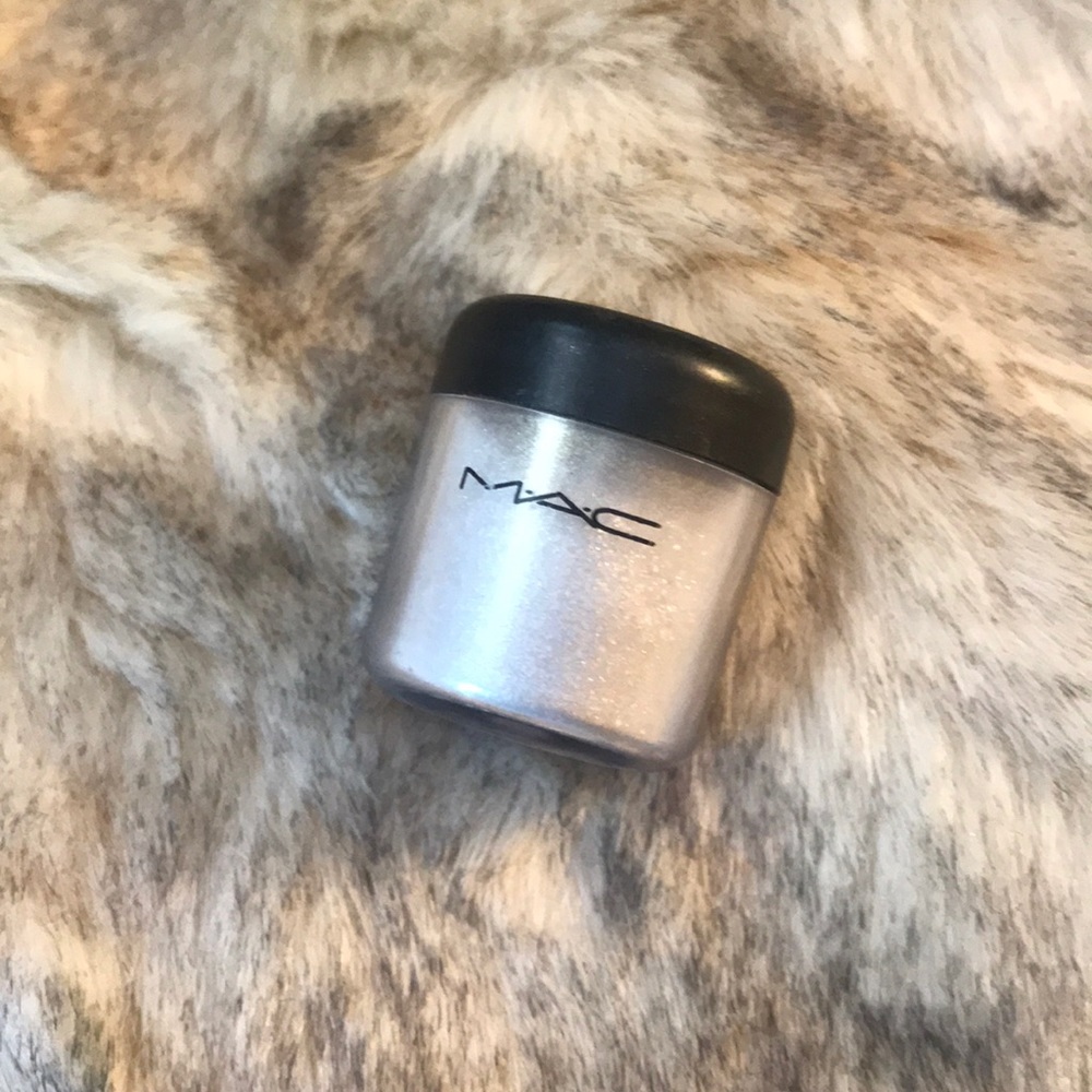 Mac reflects gold pigment